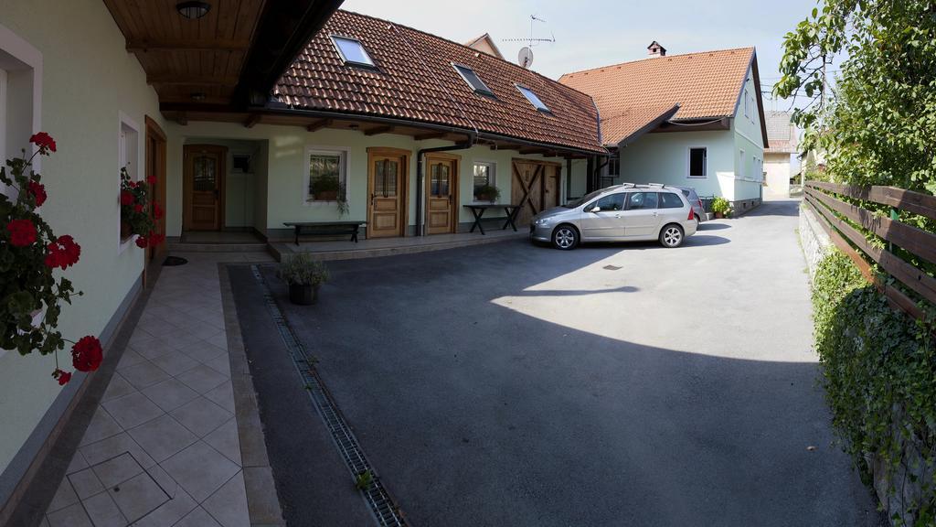 Apartments Suster Stari Trg ob Kolpi Buitenkant foto